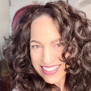 Meet your Posher, Lara